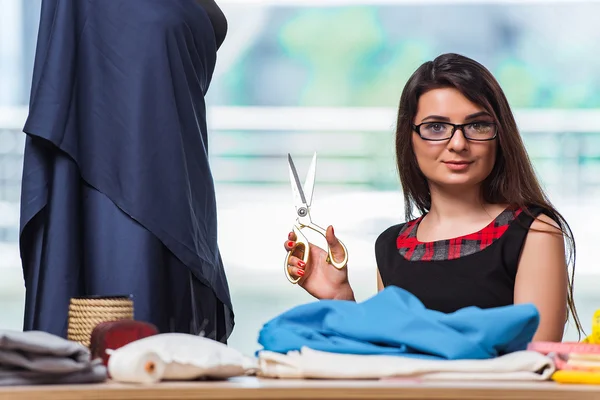 Schneiderin arbeitet an neuer Kleidung — Stockfoto