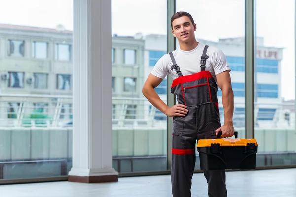 Joven carpintero trabajando en obra —  Fotos de Stock