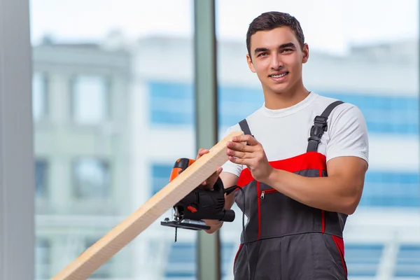 Jovem carpinteiro trabalhando no canteiro de obras — Fotografia de Stock