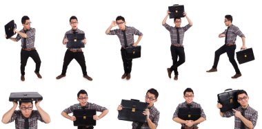 Evrak çantalı genç bir çalışan beyaza izole edilmiş.