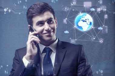 Hareket eden telefon içinde küresel bilgi işlem kavramı olan adam