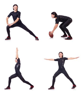 Genç adam beyazlar üzerinde alıştırma yapıyor.