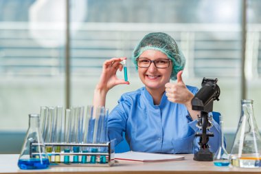 Kimyasal çözümler üzerinde çalışan deneyimli asistan