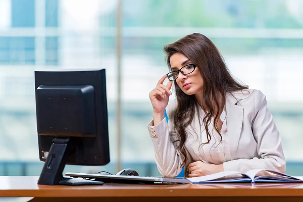 Femme d'affaires assise au bureau — Photo