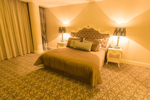 Сучасний готельний номер з великим ліжком — стокове фото