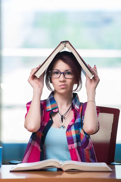 Junge Studentin bereitet sich auf Prüfungen vor — Stockfoto