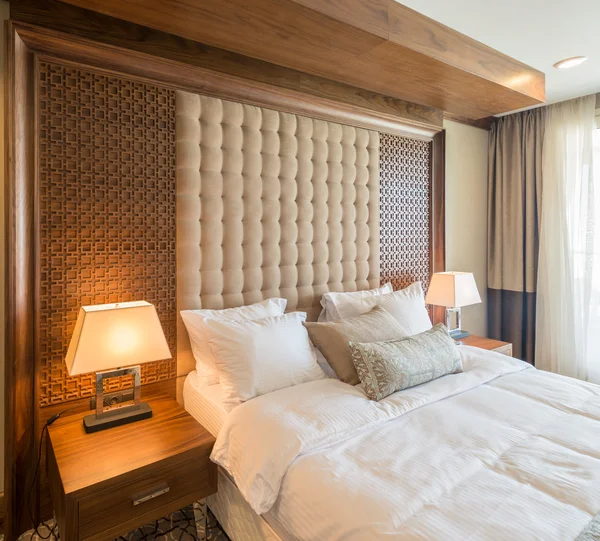 Habitación de hotel moderna con cama grande —  Fotos de Stock