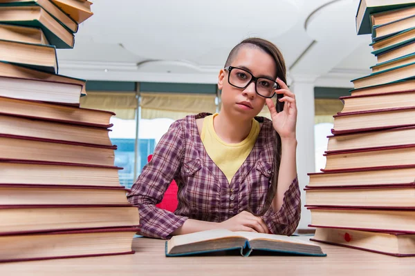 Studente che si prepara per esami universitari — Foto Stock