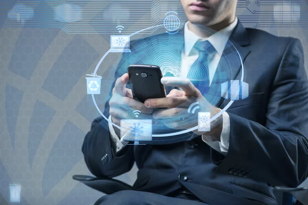 Man met mobiele telefoon in de cloud computing concept — Stockfoto