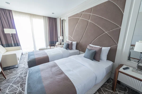 Moderne hotelkamer met groot bed — Stockfoto