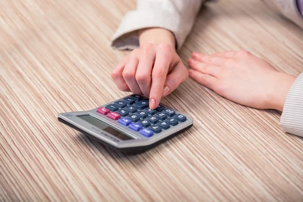 Hände arbeiten am Taschenrechner — Stockfoto