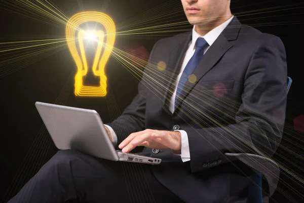 Jonge zakenman met laptop en lamp idee concept — Stockfoto