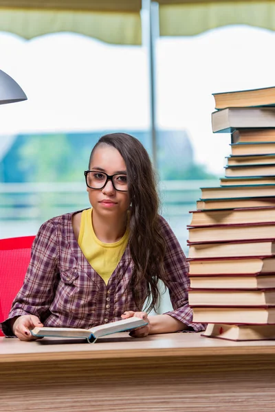 Studente che si prepara per esami universitari — Foto Stock