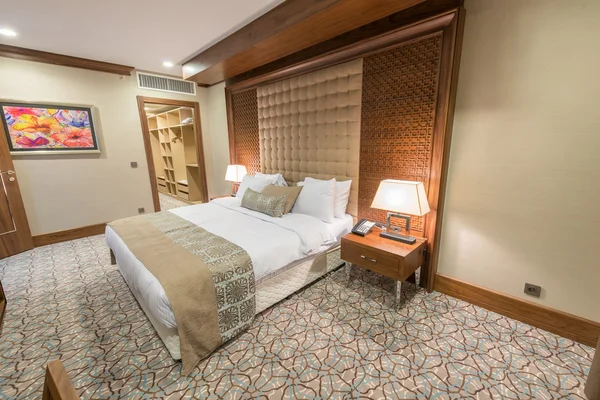 A modern szálloda szoba nagy ággyal — Stock Fotó
