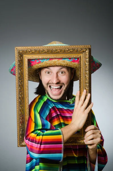 Grappige mens met sombrero en foto frame — Stockfoto