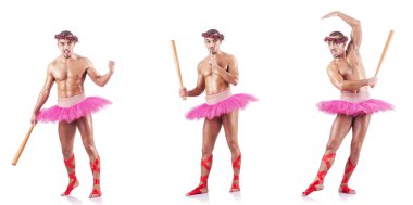 Beyaz bale eteği giyen adam izole edilmiş.