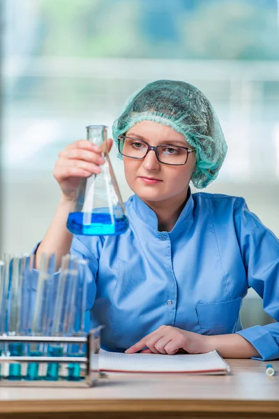 Assistente di laboratorio esperto che lavora su soluzioni chimiche — Foto Stock