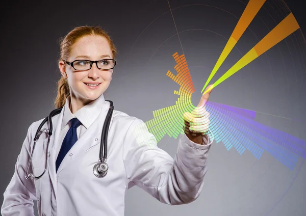 Женщина-врач нажимает виртуальную кнопку — стоковое фото