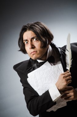 Kalemi klasik konseptte olan komik yazar.