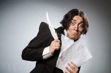 Kalemi klasik konseptte olan komik yazar.