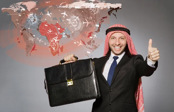 Hombre de negocios árabe en concepto de viajes aéreos — Foto de Stock