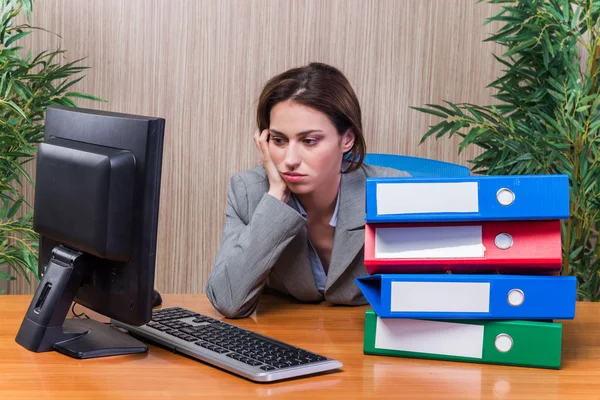 Müde Frau gestresst mit zu viel Arbeit — Stockfoto