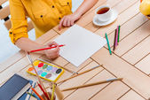 Junge Schulmädchen zeichnen Bilder zu Hause
