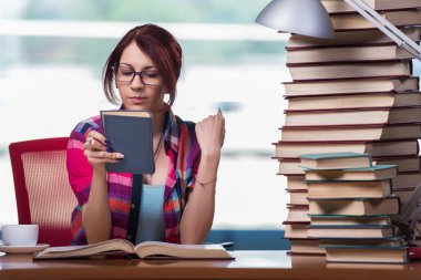 Üniversite sınavlarına hazırlanan genç kız öğrenci.