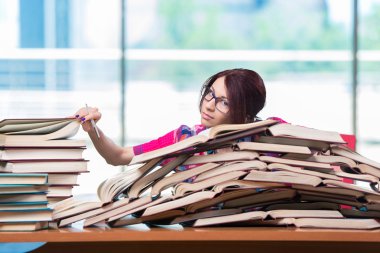 Sınavlara hazırlanan genç kız öğrenci.