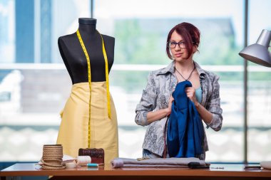 Kadın terzi masasında çalışma