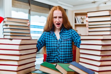 Sınavlara hazırlanan genç kız öğrenci.