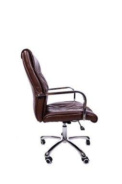 Beyaz izole kahverengi deri ofis koltuğu