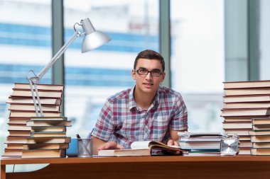 Üniversite sınavlarına hazırlanan genç bir öğrenci.