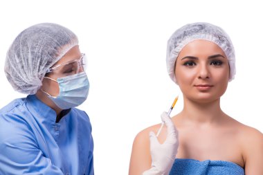 Genç kadın üzerinde beyaz izole Botox enjeksiyon için hazırlanıyor