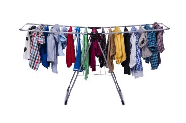 Katlanabilir çamaşır atı beyaz arkaplanda izole edildi