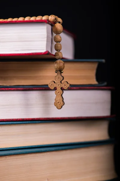 La Bibbia e la croce nel concetto religioso — Foto Stock