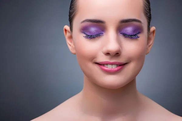 Junge Frau im Schönheitskonzept mit schönem Make-up — Stockfoto