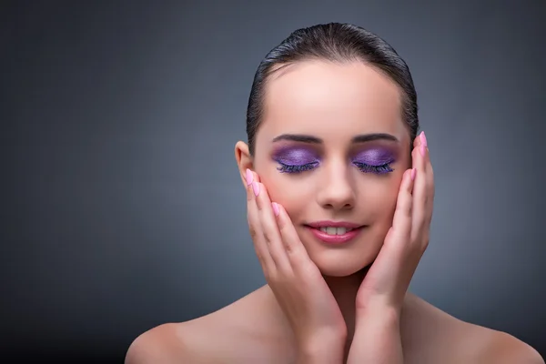 Mladá žena v pojetí krásy s pěkný make-up — Stock fotografie