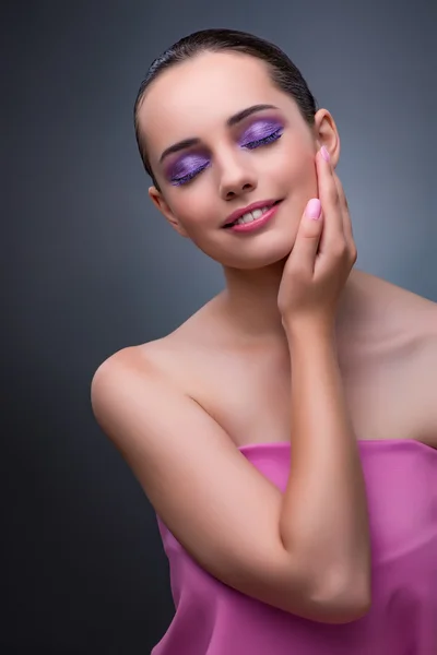 Jovem mulher no conceito de beleza com maquiagem agradável — Fotografia de Stock