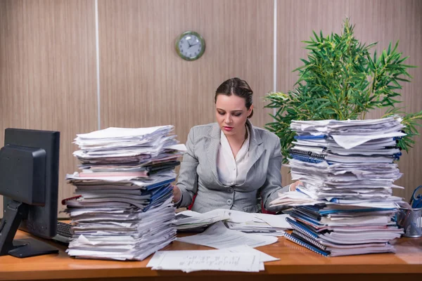 Empresária sob estresse trabalhando no escritório — Fotografia de Stock