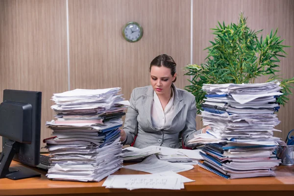 Femme d'affaires sous stress travaillant dans le bureau — Photo