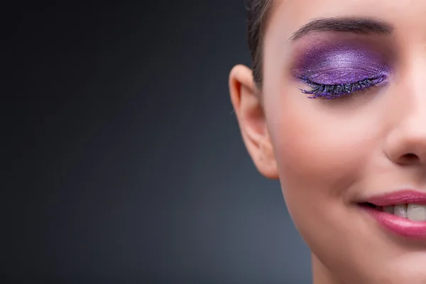 Mladá žena v pojetí krásy s pěkný make-up — Stock fotografie