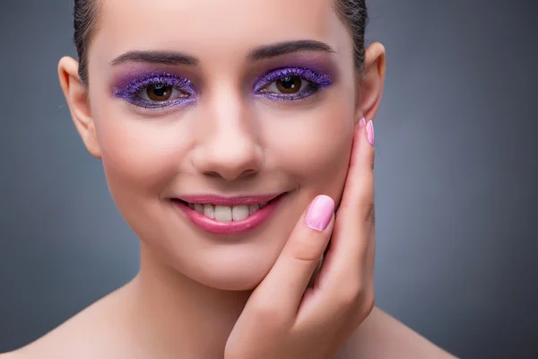 Mujer joven en concepto de belleza con buen maquillaje —  Fotos de Stock