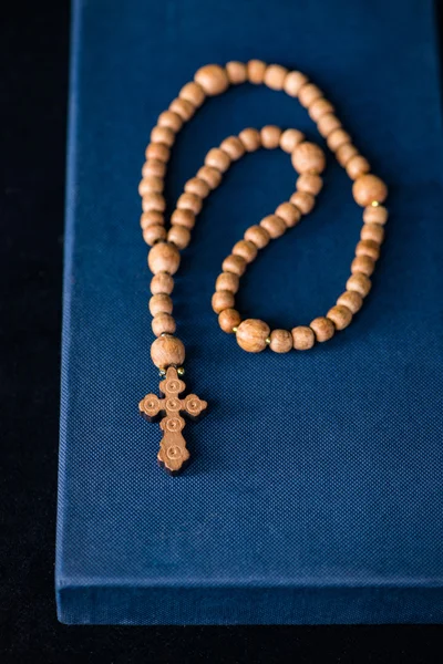 Bijbel en kruis in religieuze concept — Stockfoto