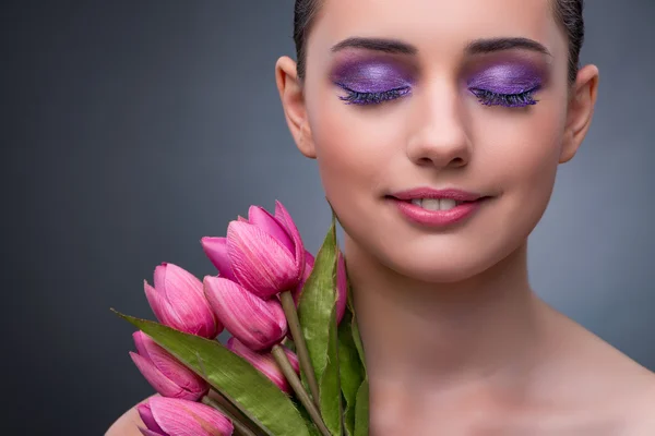 Junge Frau im Schönheitskonzept mit Tulpenblume — Stockfoto