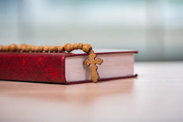 Bijbel en kruis in religieuze concept — Stockfoto