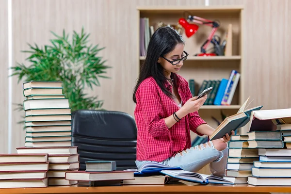 Joven estudiante preparándose para los exámenes de la escuela universitaria — Foto de Stock