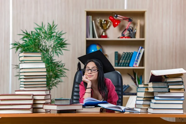 Junge Studentin bereitet sich auf College-Prüfungen vor — Stockfoto