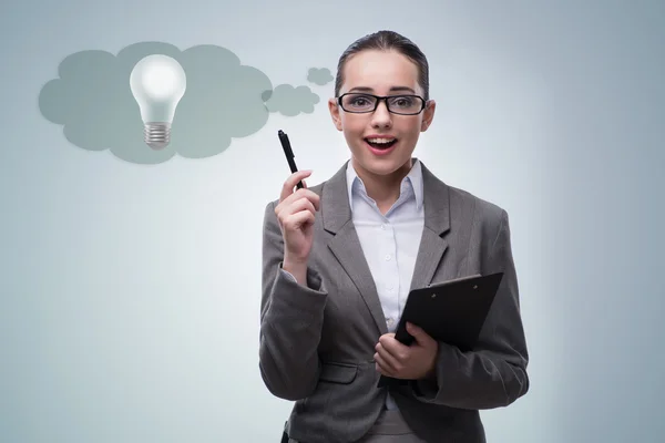 Mujer joven en concepto de idea brillante — Foto de Stock