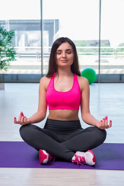 若い女性ジム健康概念で瞑想 — ストック写真